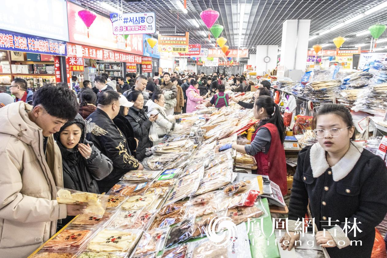 众多游客挤进延吉西市场，带着延边美味。 凤凰网吉林 席海波/摄