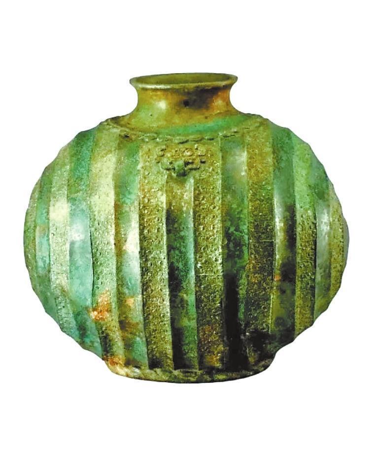 战国　青铜茧形壶　张家川县博物馆藏（本版图片均为资料图）