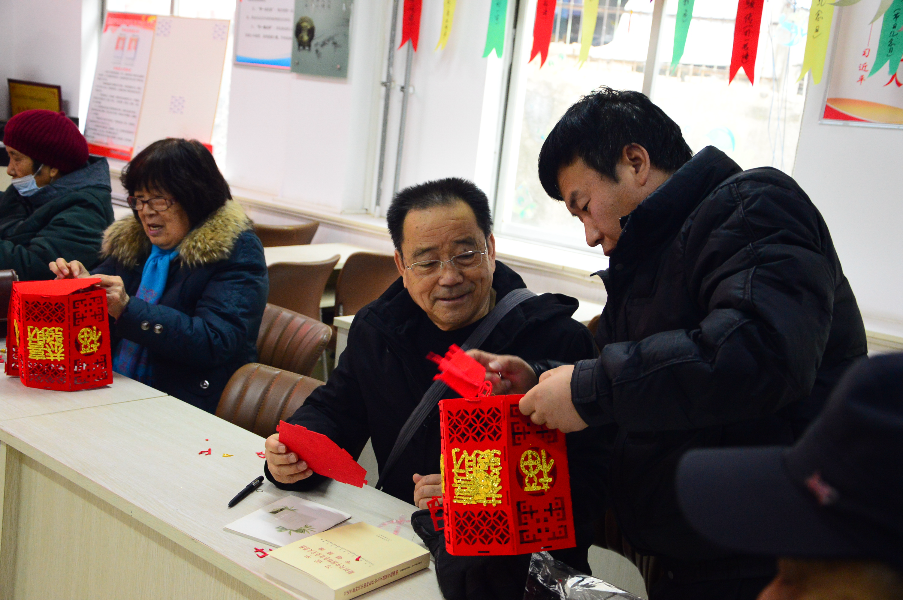 【网络中国节•元宵】中山东路街道引渭路社区开展“巧手做灯笼 欢乐猜灯谜"元宵节活动