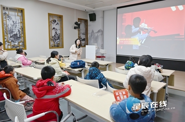 （《书香家风传》《好人就在身边》嘉宾现场分享会。）