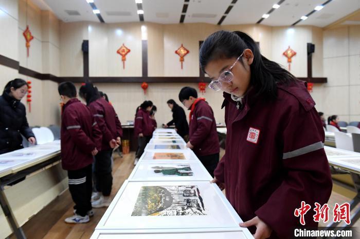 2月23日，学生们在欣赏版画。苏小立 摄