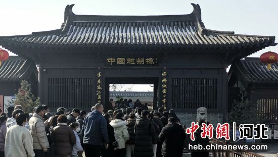2024年春节假期,赵州桥景区游人如织。 聂聪超 摄