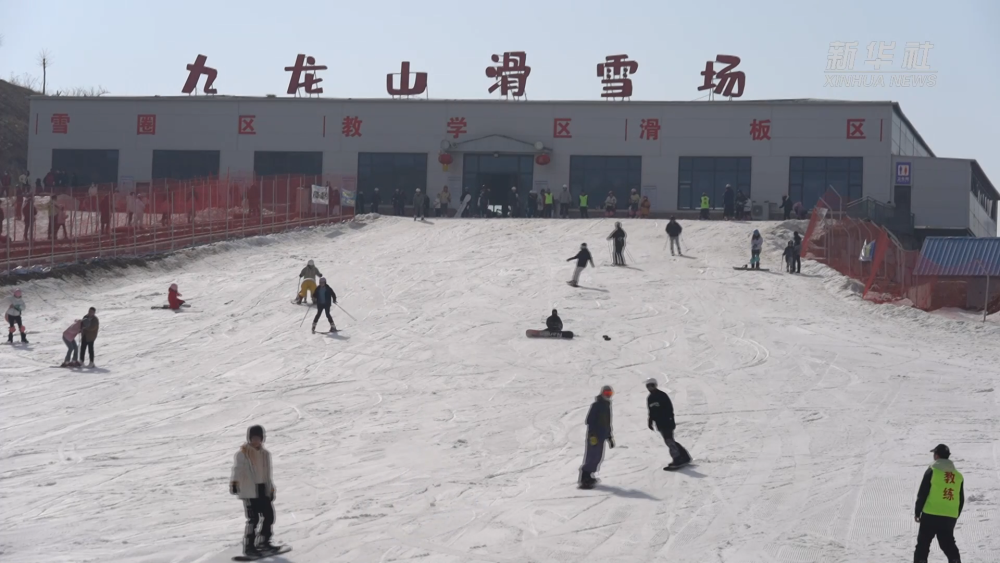 河北>文旅>正文>在九龙山滑雪场,游客们畅享冰雪运动;在云梦山景区
