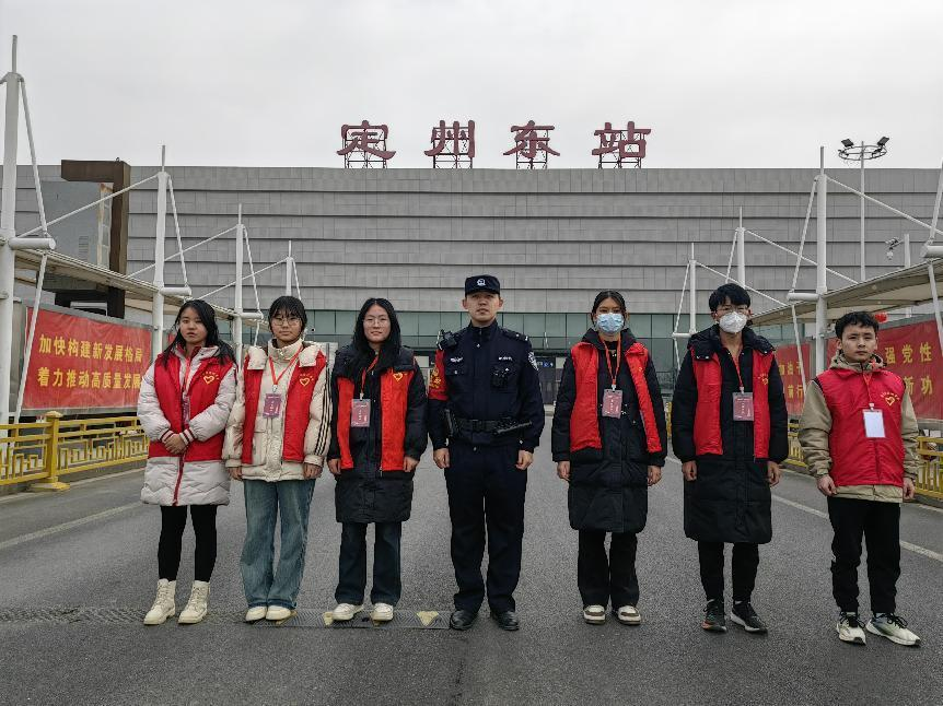 图为志愿者和定州东站民警合影 摄影：高文濮