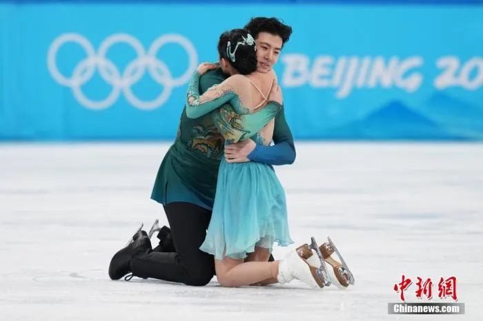 北京冬奥会花样滑冰冰上舞蹈自由舞比赛赛后，王诗玥/柳鑫宇跪地相拥。（资料图）中新社记者 崔楠 摄