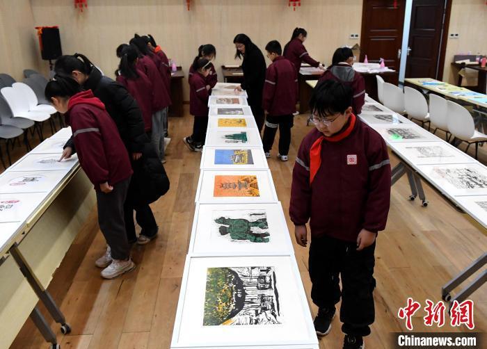 2月23日，学生们在欣赏版画。苏小立 摄
