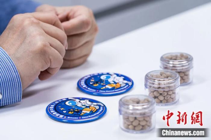侯宇 摄中新社记者:各类经改良的大豆品种如何被播种到南非,巴基斯坦?