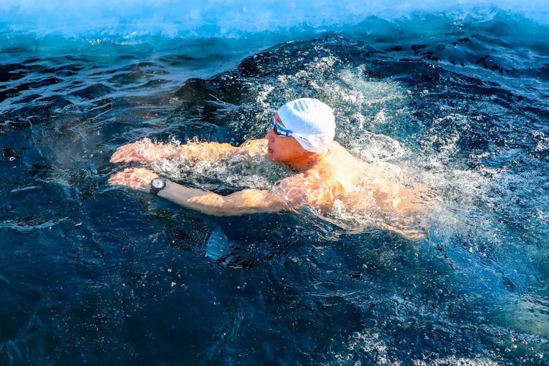 冬泳爱好者畅游冰河。