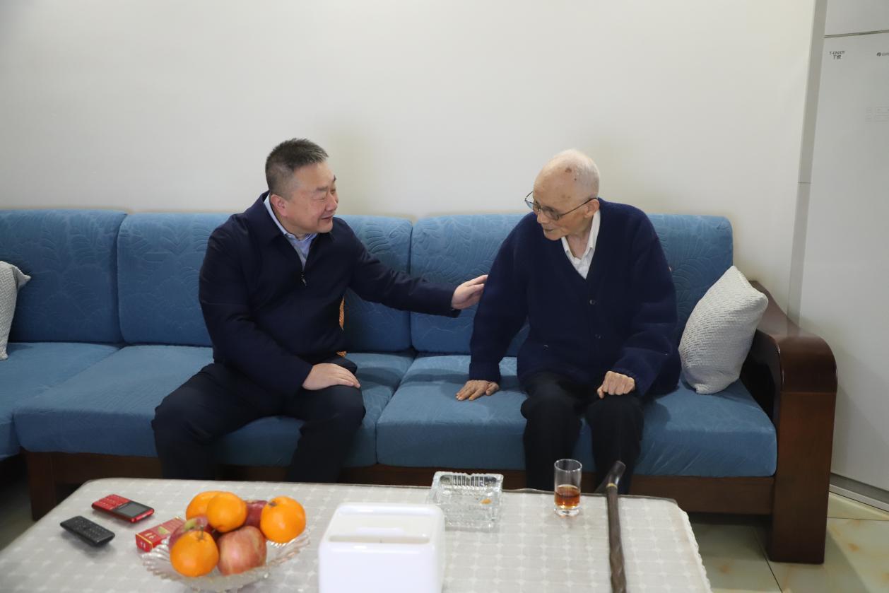 陕建物流集团领导慰问离退休党员干部和困难职工