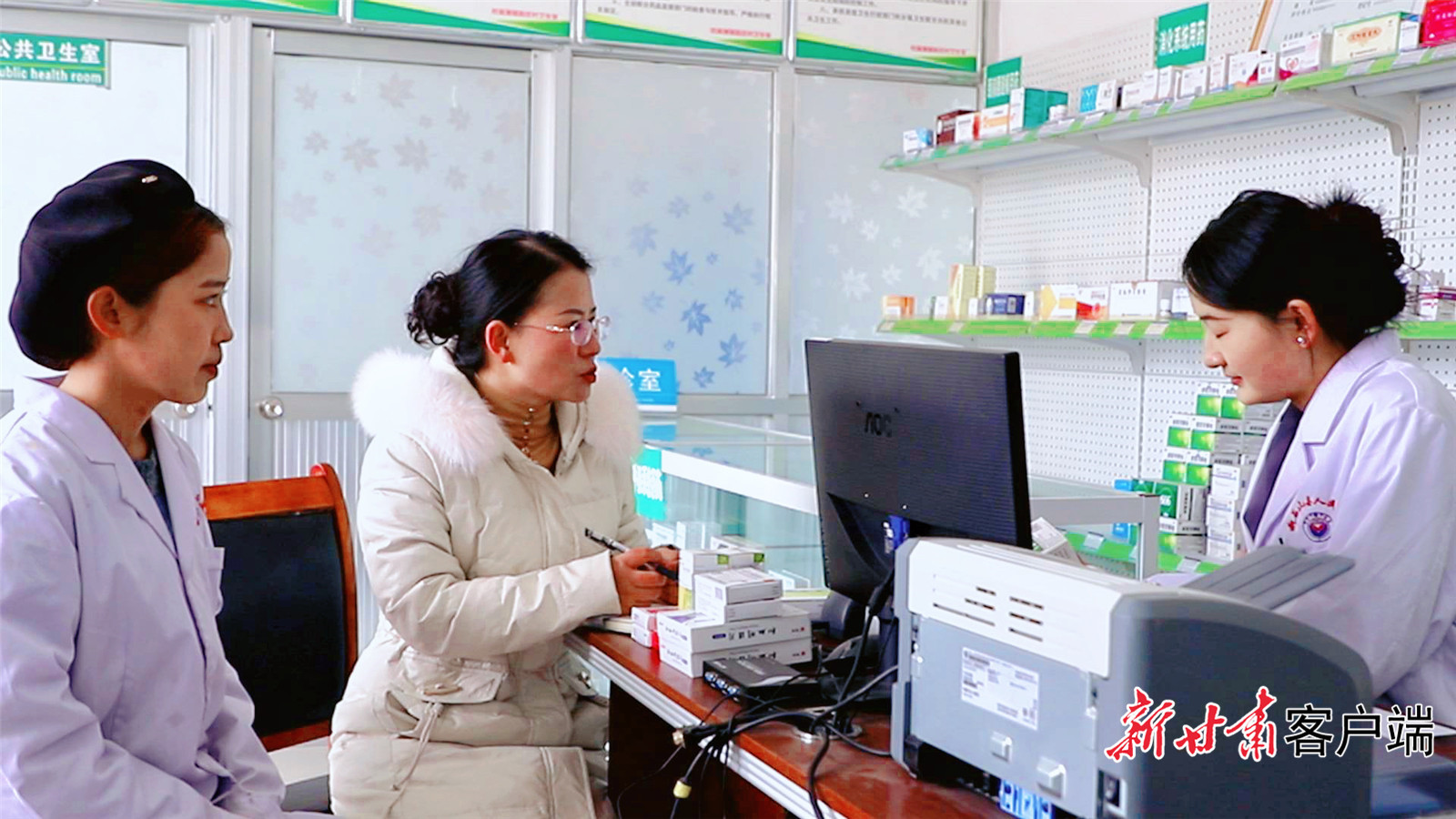 马秀英（左二）走访基层医疗卫生机构征求意见建议