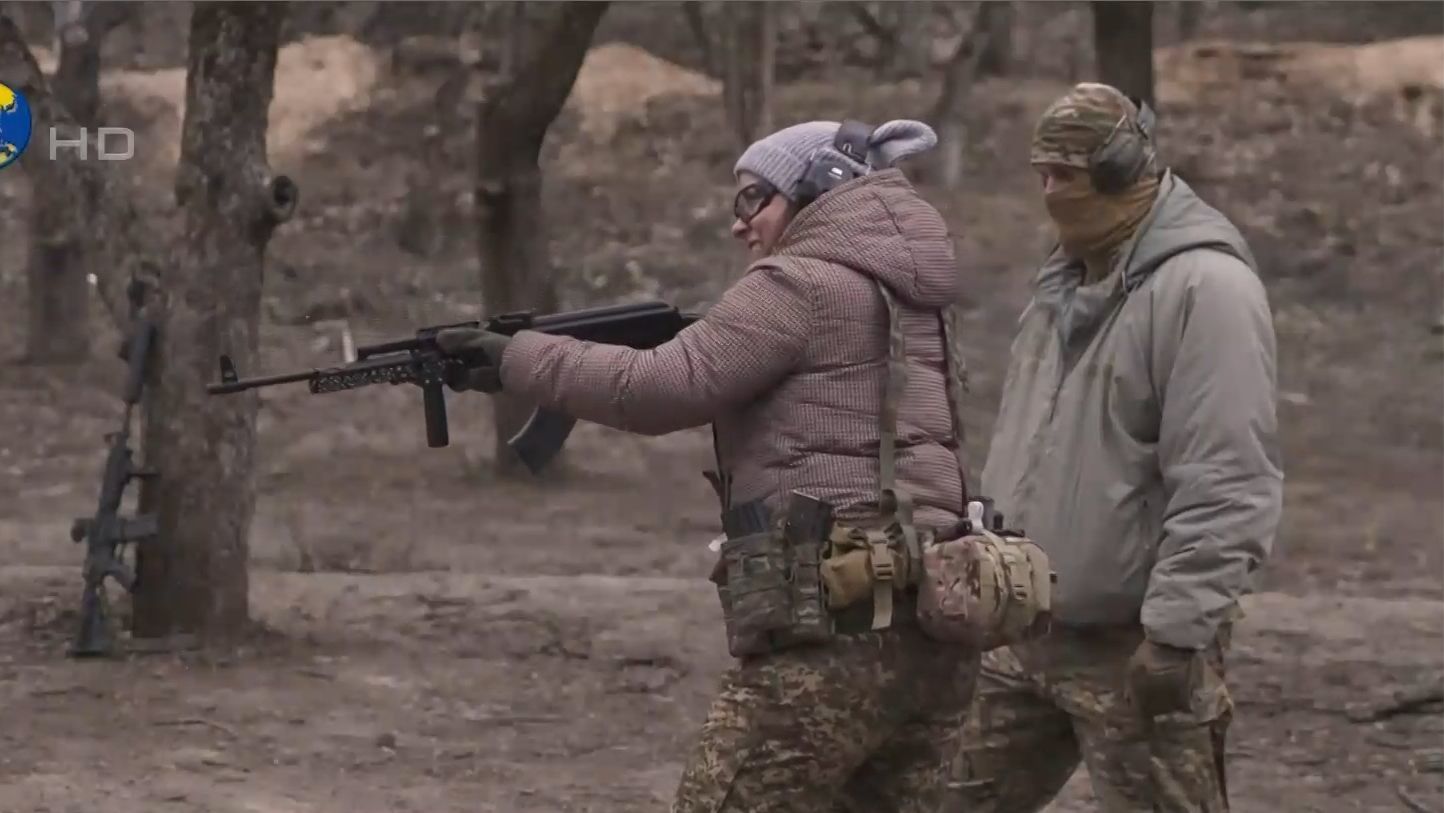 乌克兰女性拿普京画像做打靶练习：学习保护家人，也准备上阵作战