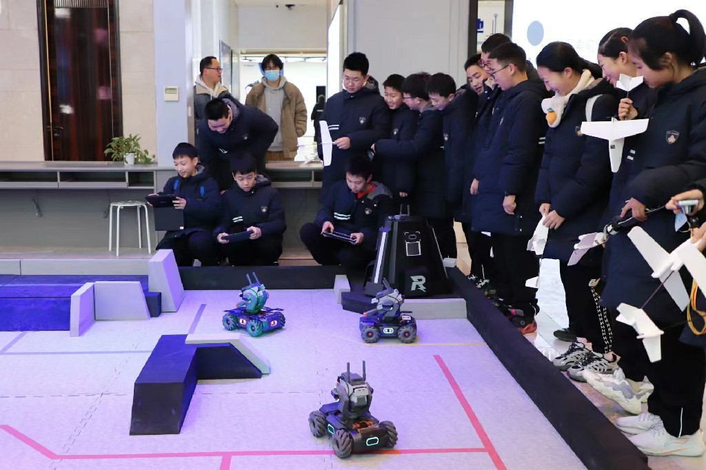 宁波青藤书院学子赴宁波姚江科技馆开展科技探索研学活动