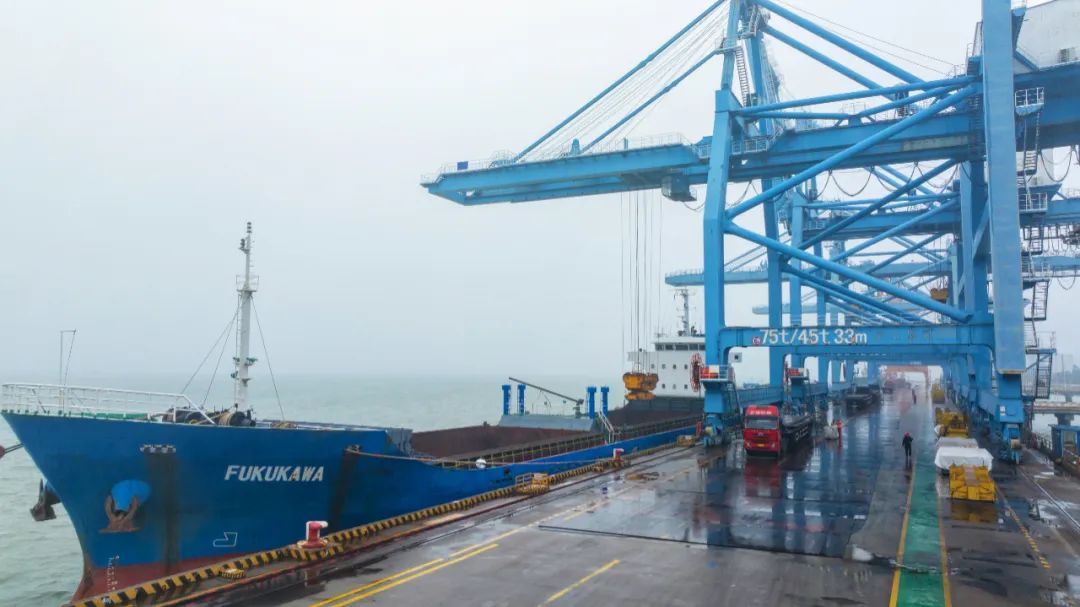 沙钢集团码头的货物吞吐量车间忙碌生产的同时,"连浇作业相比常规生产