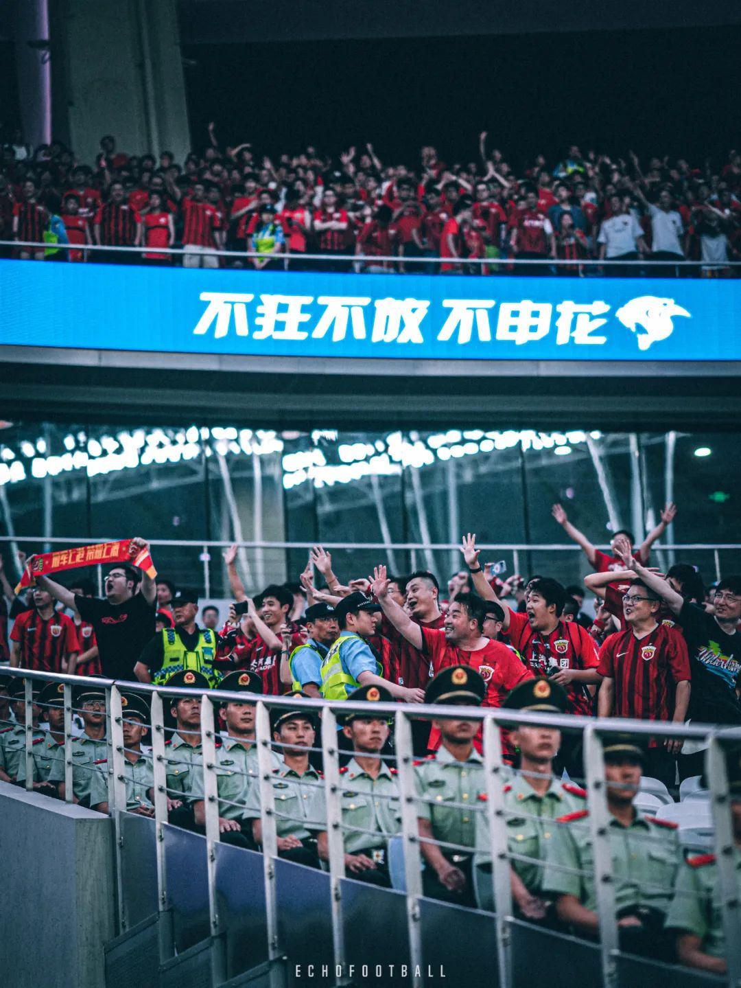 上海德比看台上的上港球迷。图源： ECHO看台 摄影：Zyc47