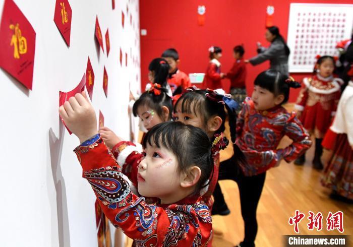 2月23日，小朋友在猜谜语。苏小立 摄