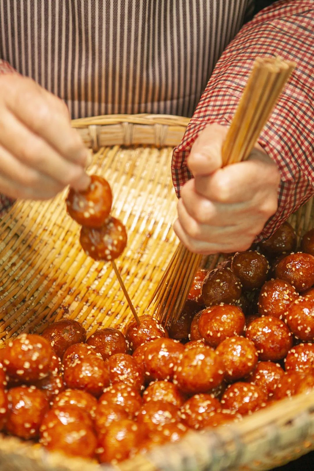 街頭灑滿(mǎn)芝麻的糖油果子，是“年味”的具象化。