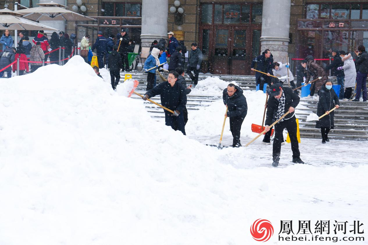 为了河北博物院能够正常接待游客，工作人员将门口的积雪清理干净，堆起的积雪有一人多高。