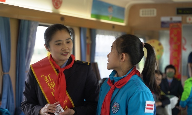2月20日，“红领巾号”校外辅导员杨隽雯与孩子们互动问答。（李达伟 摄）