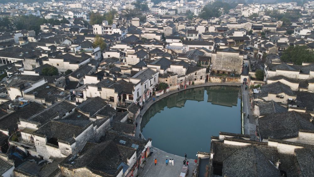 ↑这是2023年11月14日拍摄的黟县宏村（无人机照片）。新华社记者 张端 摄