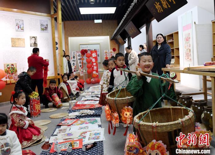 （新春走基层）河北武强“小卖货郎”唱卖年画迎元宵节