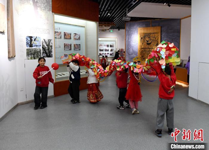 2月23日，小朋友们在表演舞龙。苏小立 摄