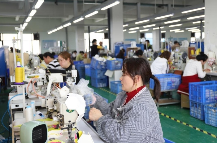 九江乐胜运动器材有限公司车间内员工在车缝体育用品