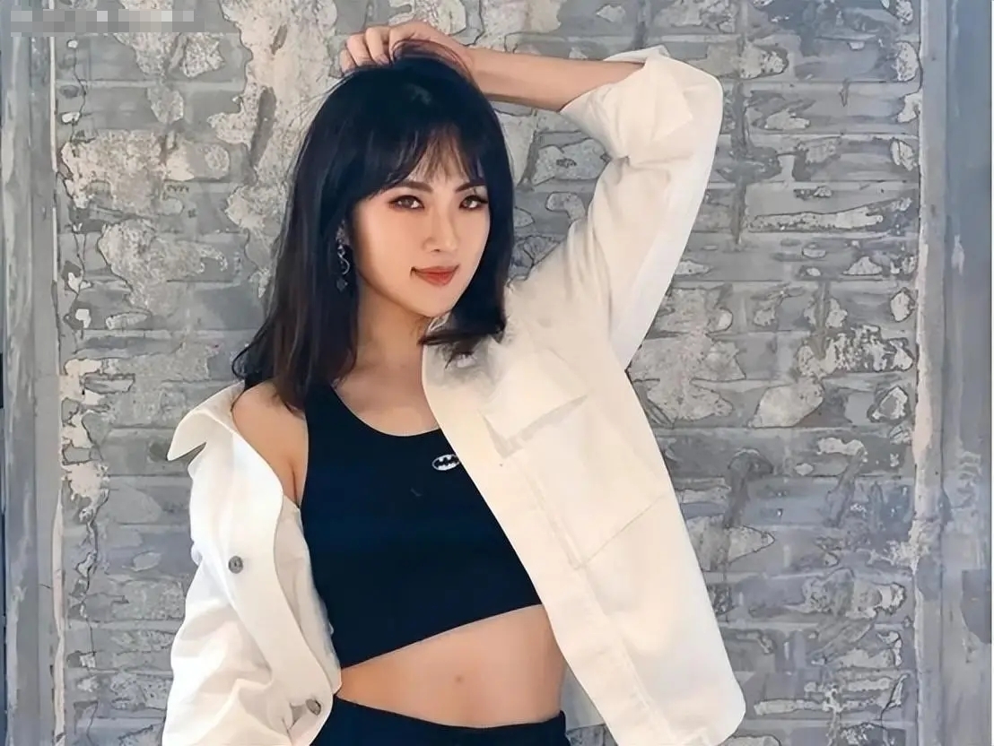 “华为千金”姚安娜，住着5亿豪宅，还有私人飞机，还非要当明星