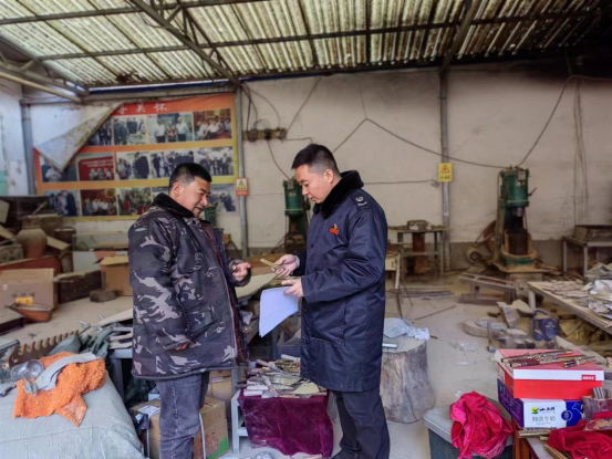 大河家税务分局干部在马尕主麻的保安族腰刀工坊了解受灾情况