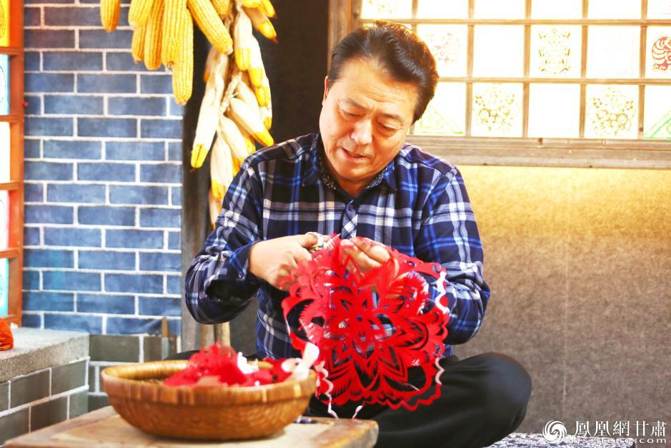 定西剪纸省级代表性传承人付忠民于指尖方寸彰显非遗之美　定西市安定区委宣传部供图