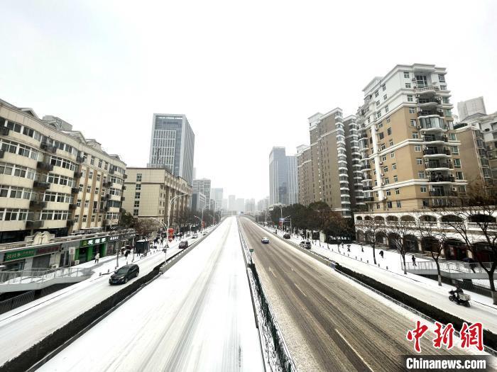 博鱼体育登录入口直击武汉雪后早高峰：路面车辆减少 多部门应对