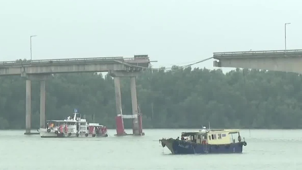 广州一大桥被撞断致2死3失联，凤凰直击事故现场