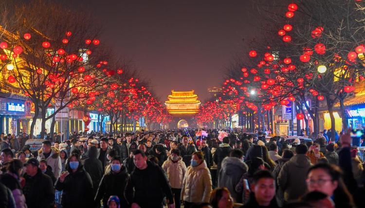 游客在山东曲阜三孔景区赏夜景。（受访者供图）