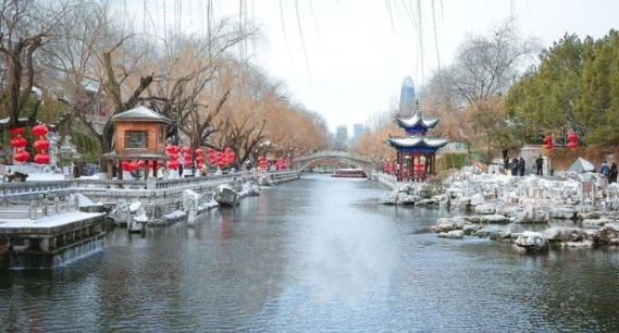冰雪渐融，济南护城河美出诗意 