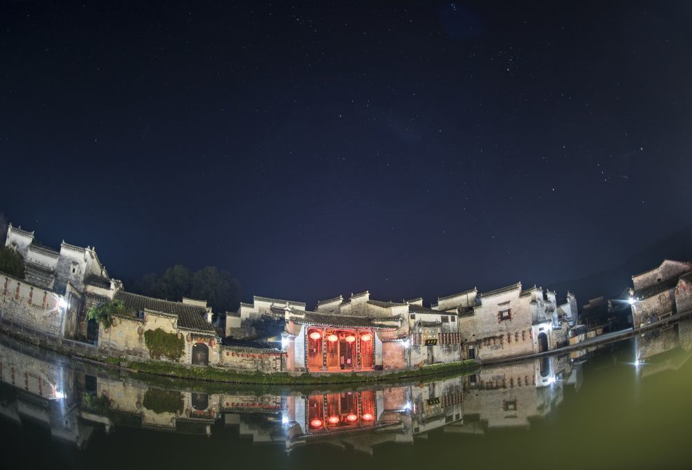 ↑这是2023年11月14日拍摄的黟县宏村夜景。新华社记者 张豪夫 摄