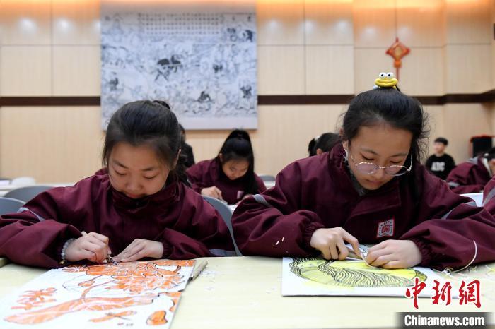 2月23日，学生们在雕刻版画。苏小立 摄