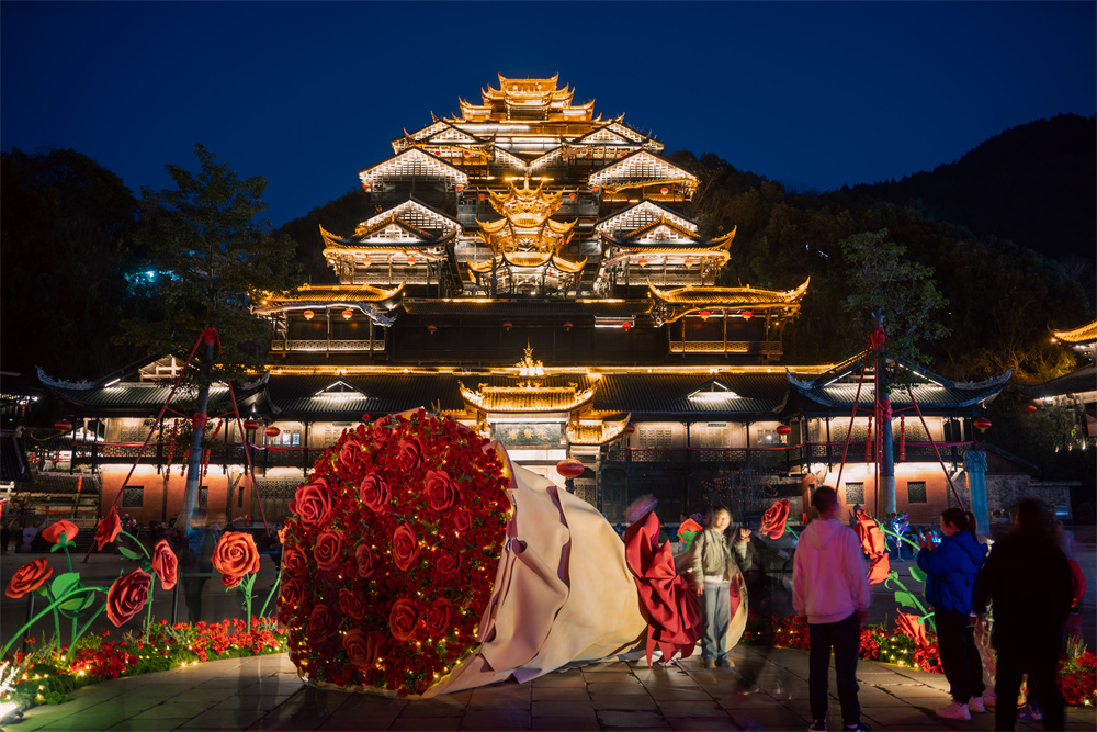 夜晚，彭水蚩尤九黎城景区广场上打造的“玫瑰花束” 图片由九黎旅游提供