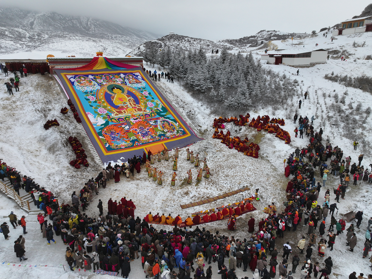 2月22日，甘肃碌曲郎木寺举行晒佛节。姚峰　摄