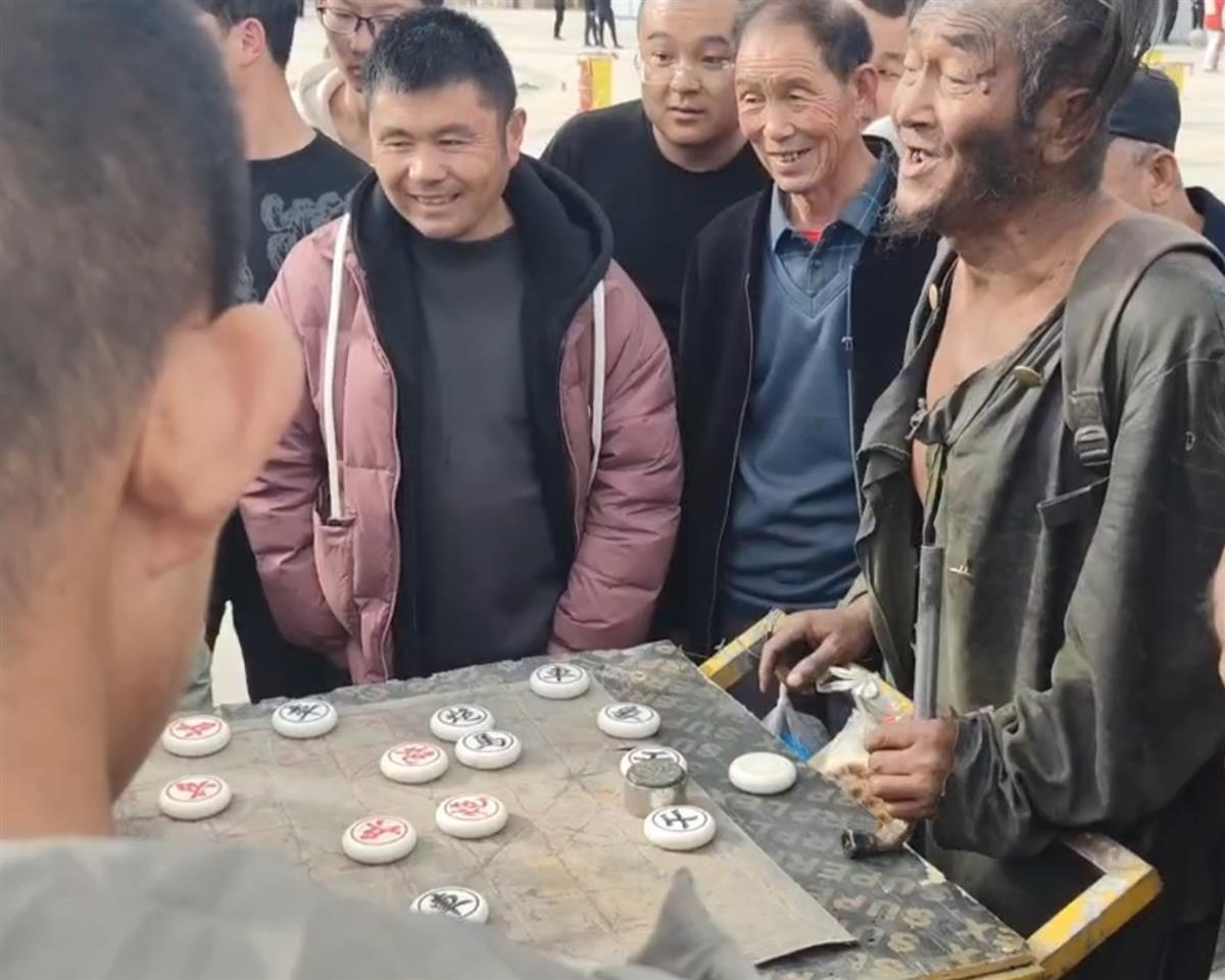 “兰州棋王”（右一）街边对弈（视频截图）