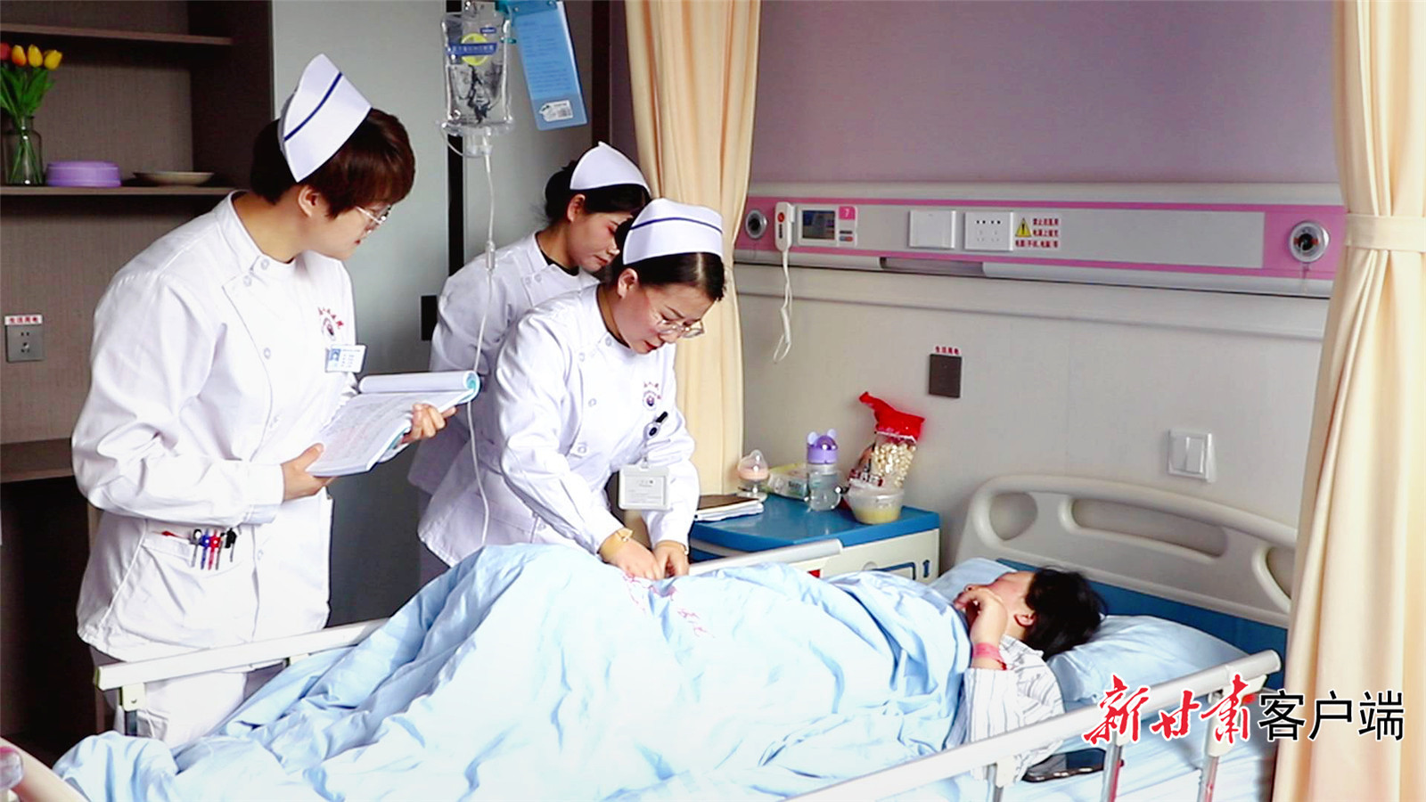 马秀英指导护士进行护理