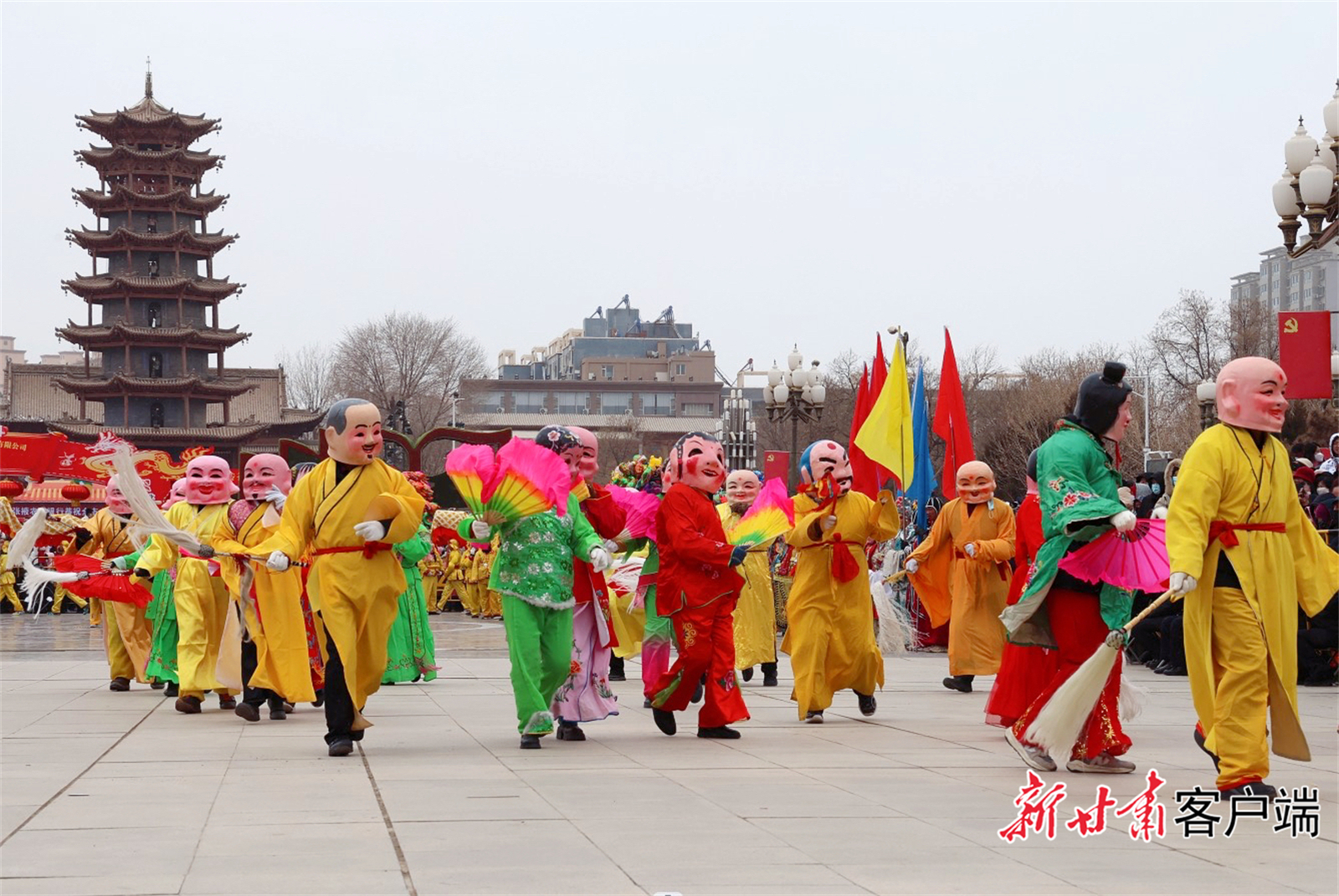 2月22日，“彩虹张掖&middot;龙腾鼓舞贺新春”张掖市2024年社火调演在甘州区中心广场精彩开演。文中图片由新甘肃&middot;甘肃日报通讯员　张渊　摄