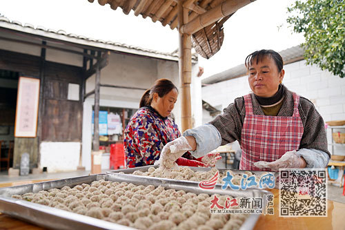 余干縣瑞洪鎮(zhèn)老院子農(nóng)莊的員工正在制作肉丸。王蘊(yùn)蓉?cái)z