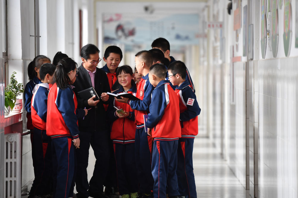 朱彦军在静宁县城关小学和孩子们交流阅读心得（2023年4月10日摄）　新华社记者　陈斌　摄