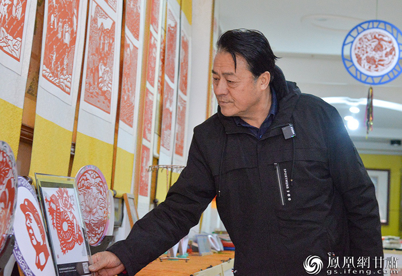 付忠民的作品囊括了社会生活的方方面面　马斌　摄