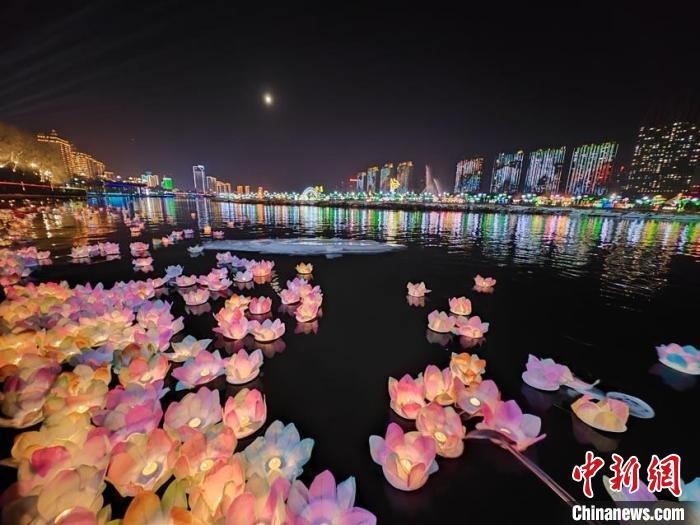 2月24日，吉林市举行2024年“龙腾盛世 福瑞江城”元宵节河灯烟花会活动，大量市民和游客施放河灯。　王东 摄