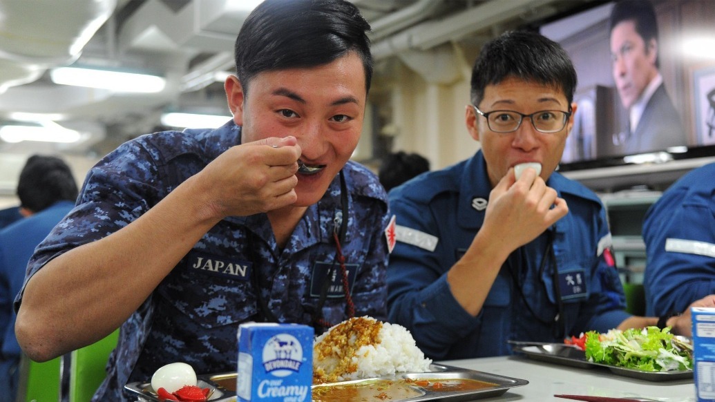 2023年日本军费高达8万亿，自卫队三餐都吃啥？绝对超出你的想象