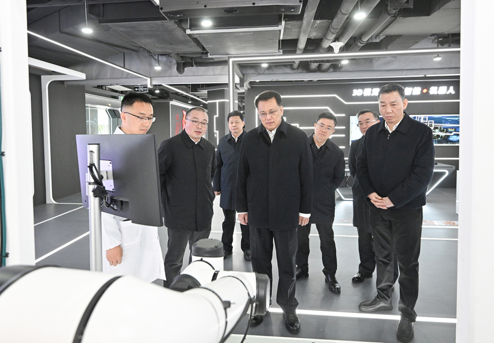 2月26日上午，在重庆中科摇橹船信息科技公司，市委书记袁家军察看产品和技术展示。记者 苏思 摄