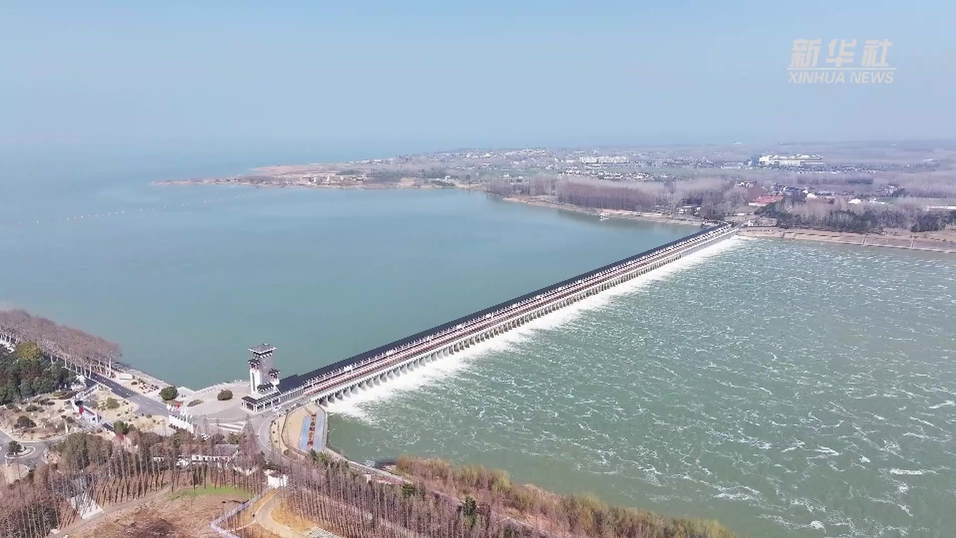 洪泽湖三河闸加大泄洪流量 水位缓慢回落