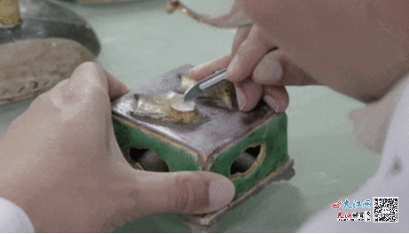 修复“素三彩鸭形香薰”(景德镇御窑博物馆 供图)