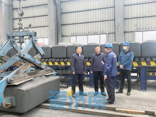 孔村镇负责人到济南万瑞炭素有限公司调度开年生产情况。