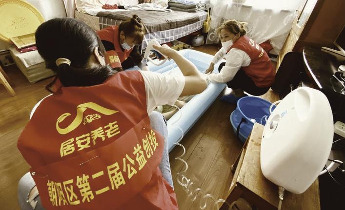 相关工作人员上门为老人助浴。